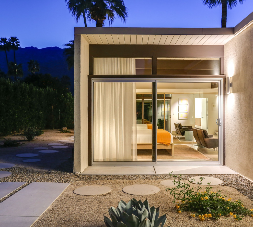 Example of a 1960s home design design in Other