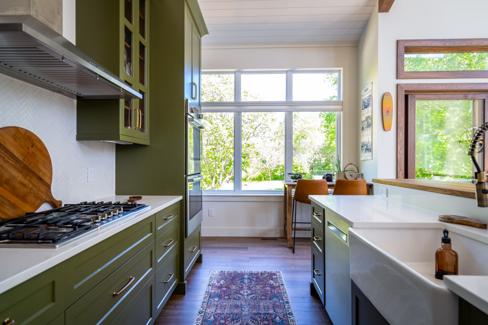 Eat-in kitchen - mid-sized transitional l-shaped eat-in kitchen idea with an undermount sink, shaker cabinets, green cabinets, quartz countertops, white backsplash, ceramic backsplash, stainless steel appliances, an island and white countertops