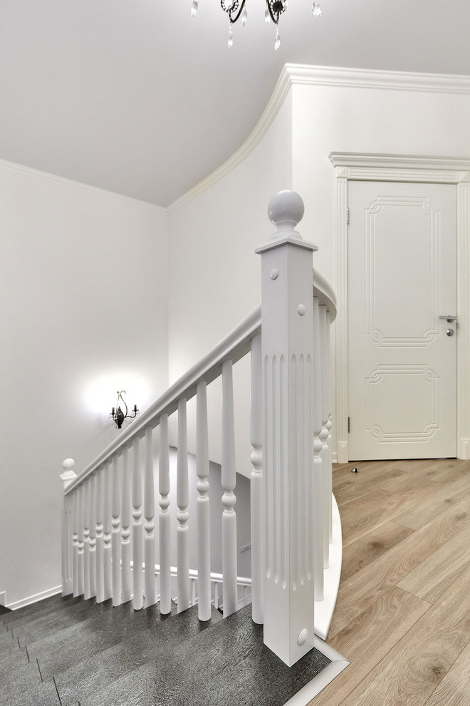 Дуплекс в трех уровнях и чёрно-белых тонах.