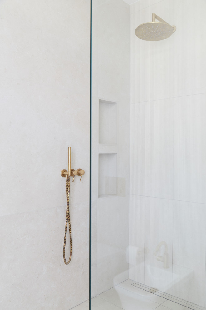 TROCADERO Parisian classic apartment Modern Bathroom Paris by