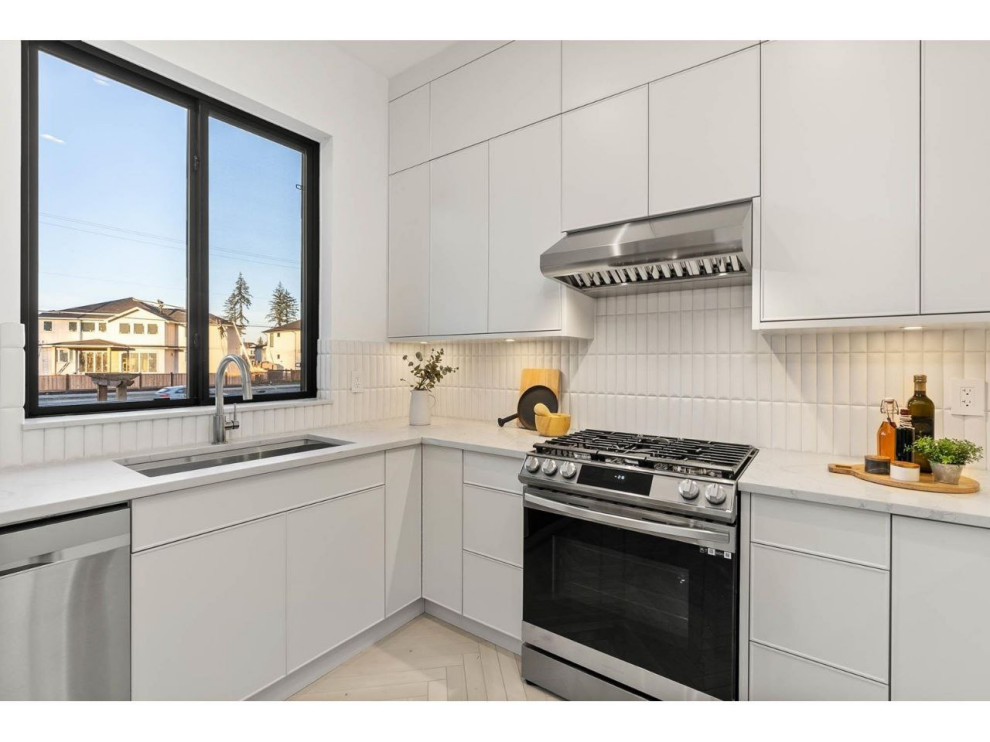 Kitchen - kitchen idea in Vancouver