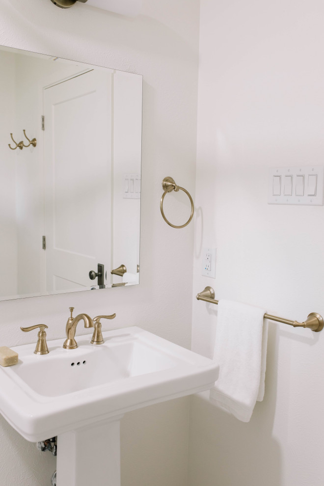 Immagine di una stanza da bagno con doccia contemporanea di medie dimensioni con ante bianche, pareti bianche, top bianco, un lavabo e mobile bagno freestanding