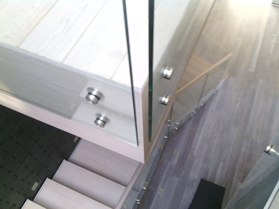 Лестница на тетивах и стеклянные перила