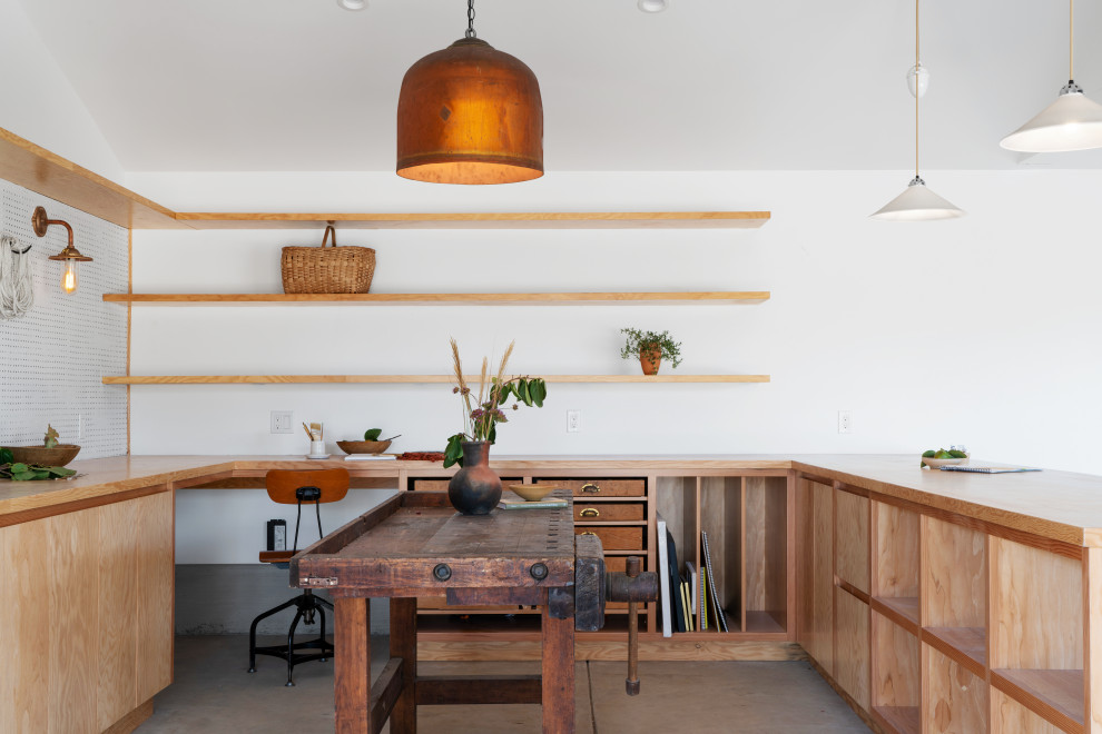 Idée de décoration pour un bureau atelier champêtre avec un mur blanc et un bureau intégré.
