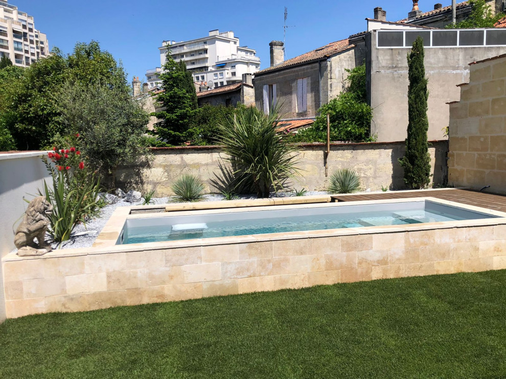 Immagine di una piccola piscina fuori terra mediterranea rettangolare dietro casa con paesaggistica bordo piscina e ghiaia