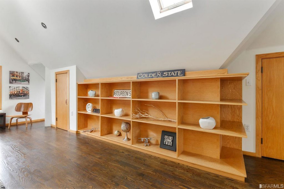 Example of a transitional home design design in San Francisco