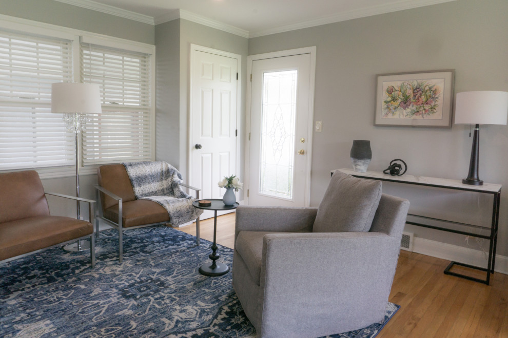 Mid-sized transitional home design photo