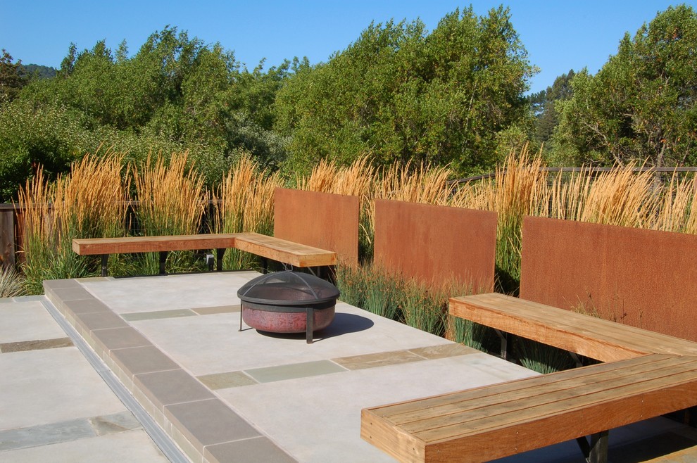Photo of an industrial backyard patio in San Francisco with a fire feature.
