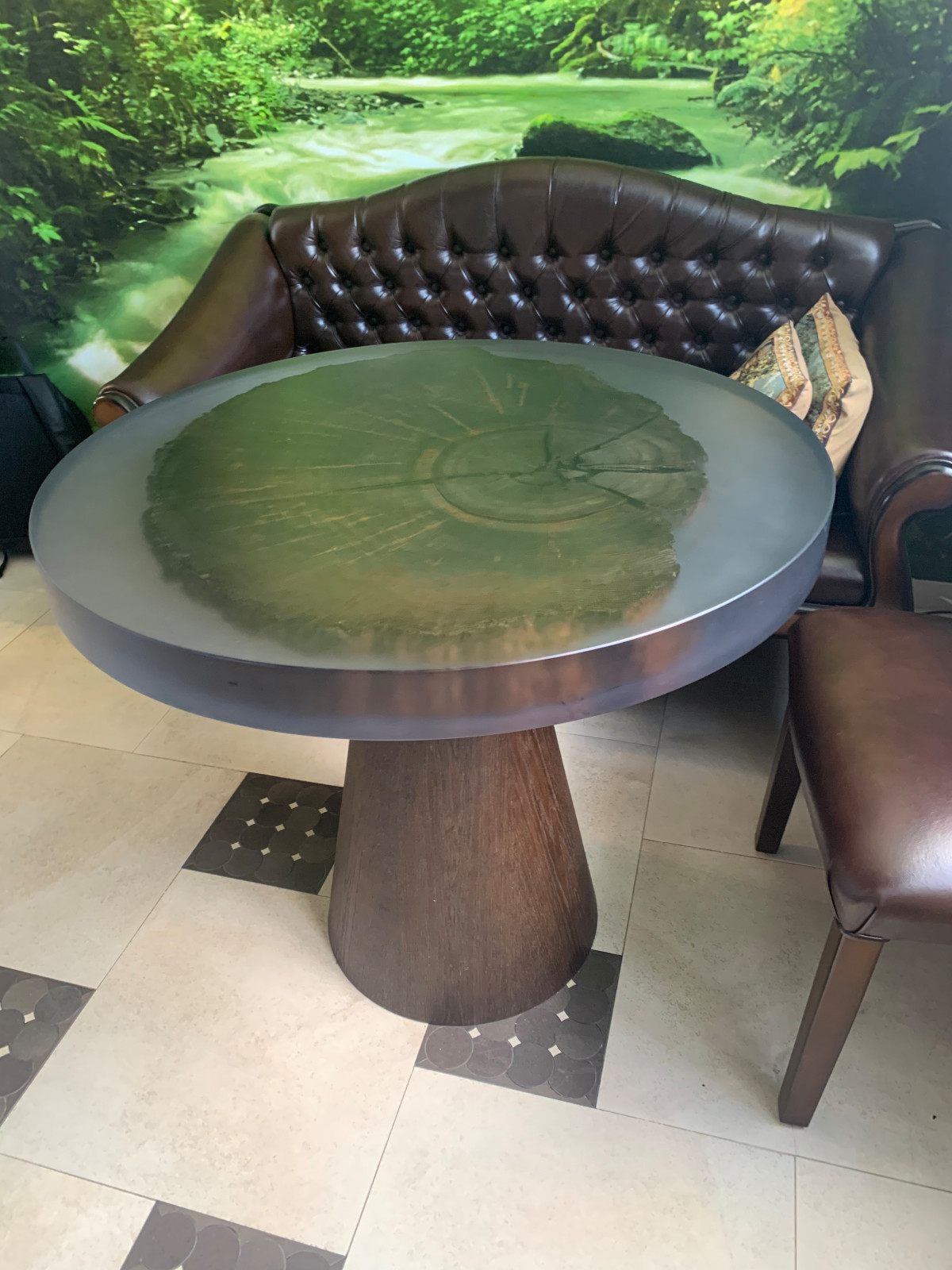 Круглый стол из мореного дуба и смолы