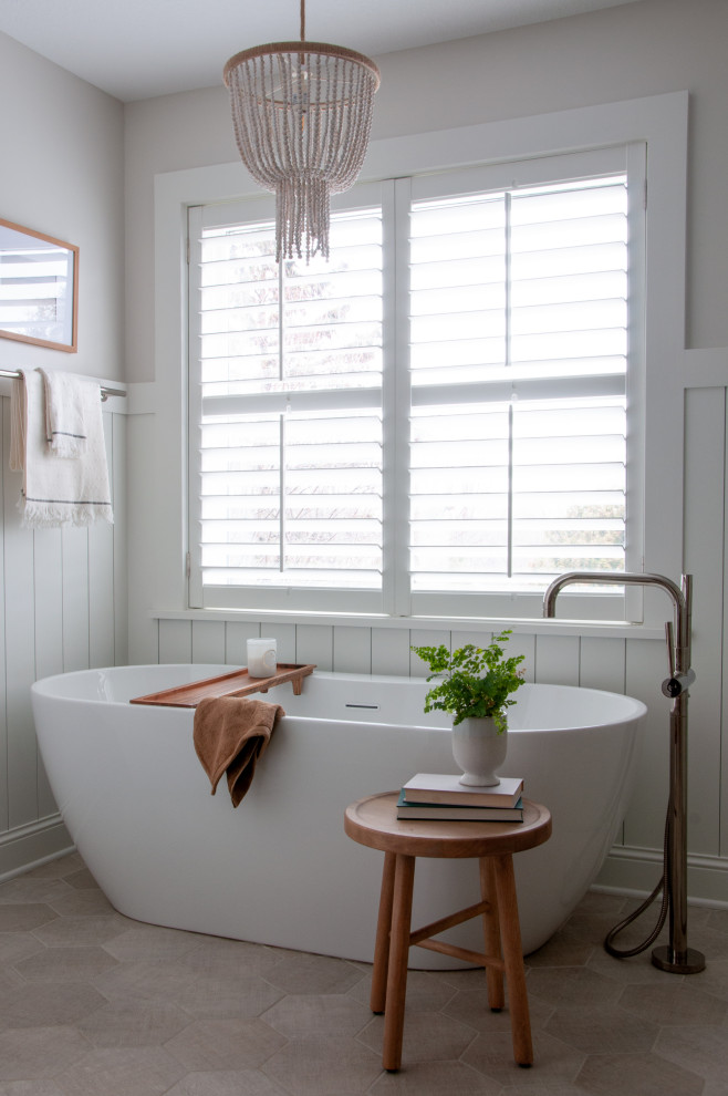 Maritimes Badezimmer mit freistehender Badewanne, weißer Wandfarbe, Porzellan-Bodenfliesen, grauem Boden und Holzdielenwänden in Minneapolis