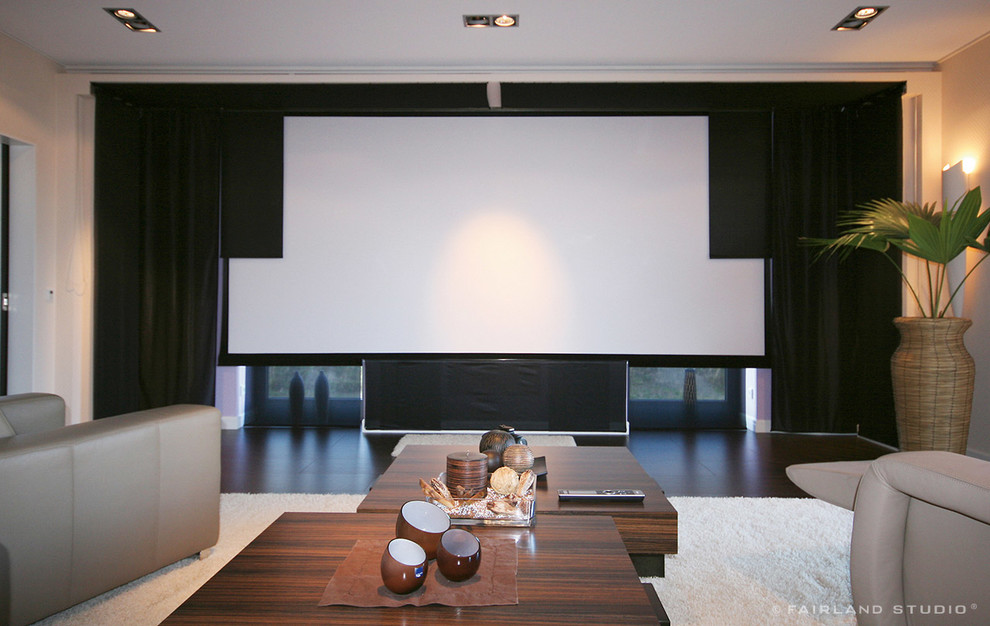 Geräumiges, Abgetrenntes Modernes Heimkino mit dunklem Holzboden und Leinwand in Dortmund