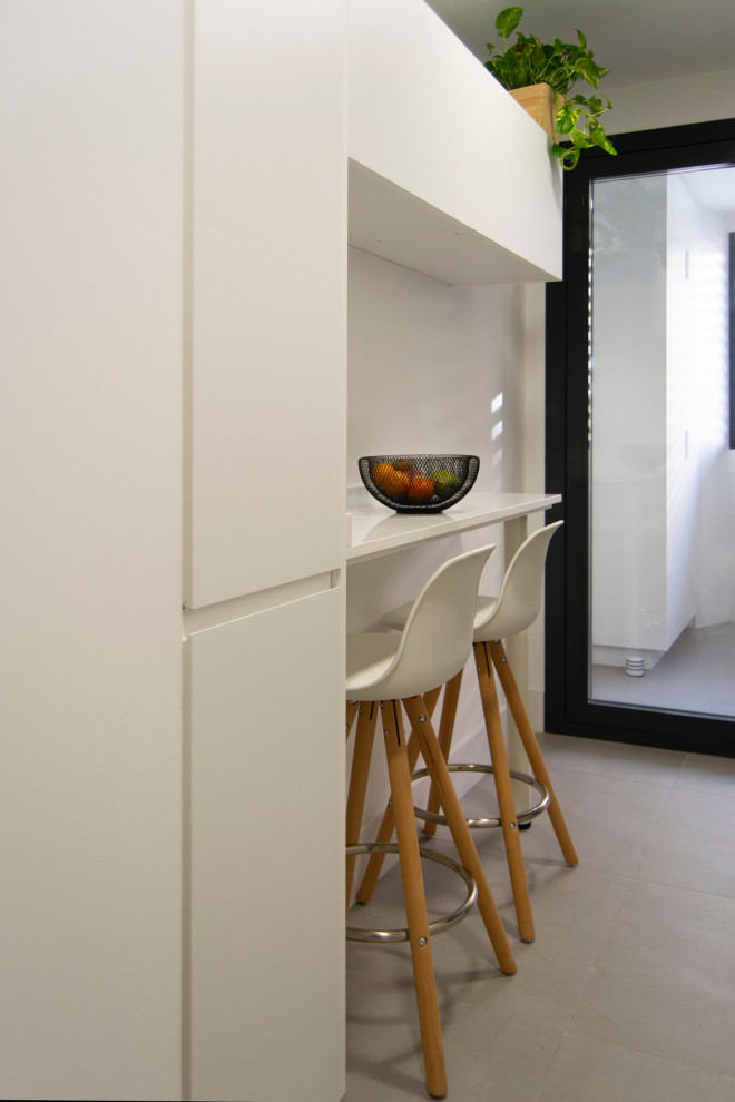 Design ideas for a contemporary kitchen in Valencia.