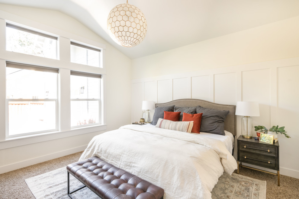 Пример оригинального дизайна: большая хозяйская спальня в стиле модернизм с белыми стенами, ковровым покрытием, коричневым полом, сводчатым потолком и панелями на стенах без камина