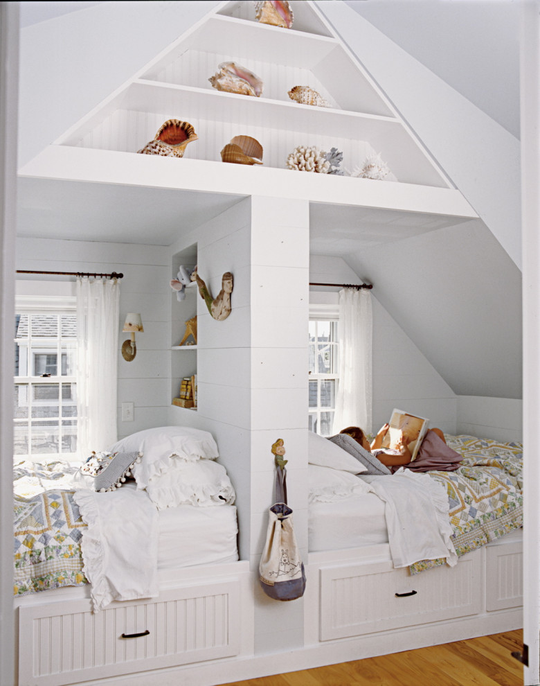 Diseño de habitación de niña de 4 a 10 años y abovedada costera pequeña con paredes blancas, suelo de madera en tonos medios, suelo marrón y machihembrado