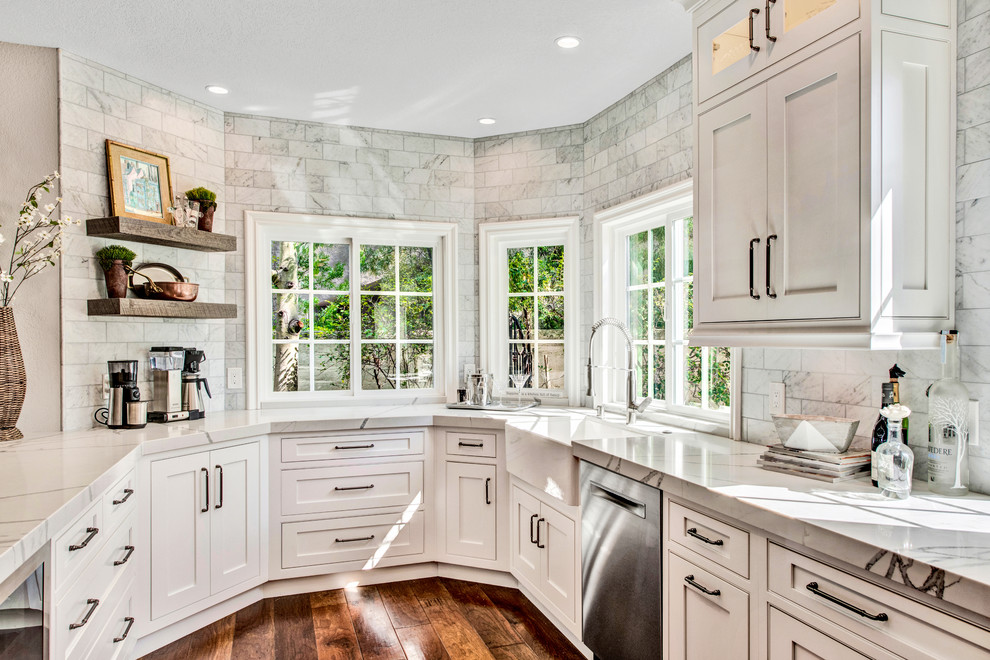 Home design - transitional home design idea in Los Angeles