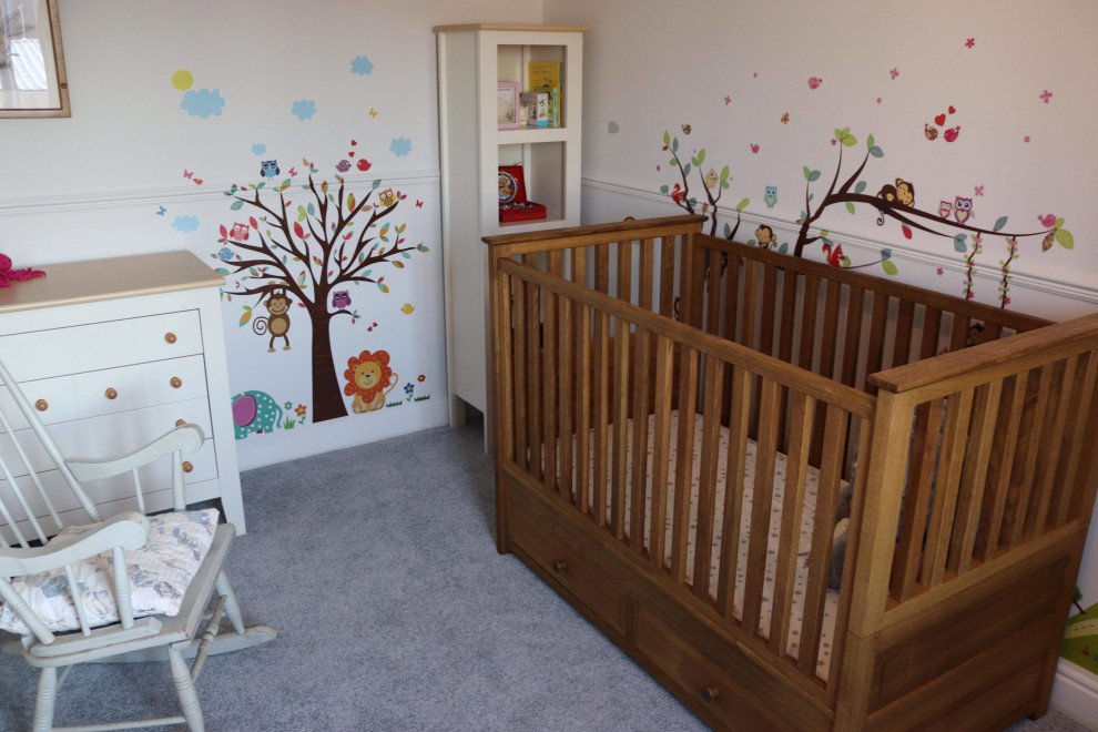 他の地域にあるラグジュアリーな中くらいなトラディショナルスタイルのおしゃれな赤ちゃん部屋 (白い壁、カーペット敷き、男女兼用、グレーの床) の写真