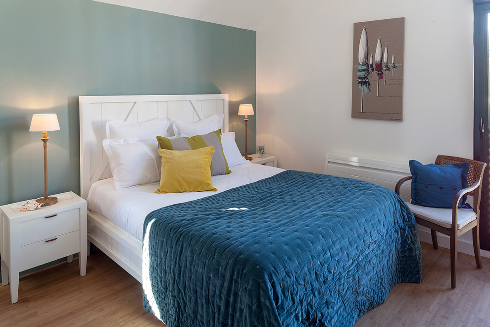 Foto di una camera degli ospiti costiera di medie dimensioni con pareti blu e pavimento in legno massello medio