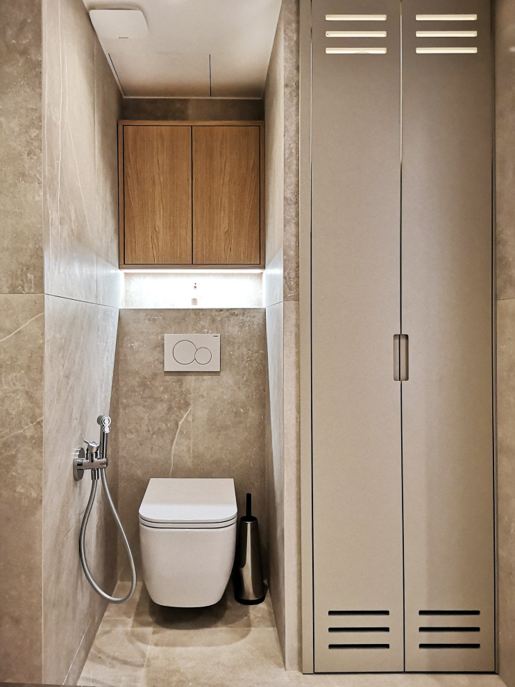 Aménagement d'une salle de bain principale contemporaine en bois clair de taille moyenne avec un placard à porte affleurante, une douche à l'italienne, WC suspendus, un carrelage beige, des carreaux de céramique, un mur beige, un sol en carrelage de céramique, un lavabo posé, un plan de toilette en surface solide, un sol beige, une cabine de douche à porte coulissante, un plan de toilette blanc, buanderie, meuble simple vasque et meuble-lavabo encastré.