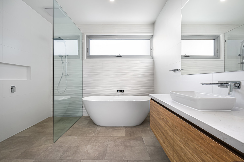 This is an example of a modern bathroom in Melbourne.