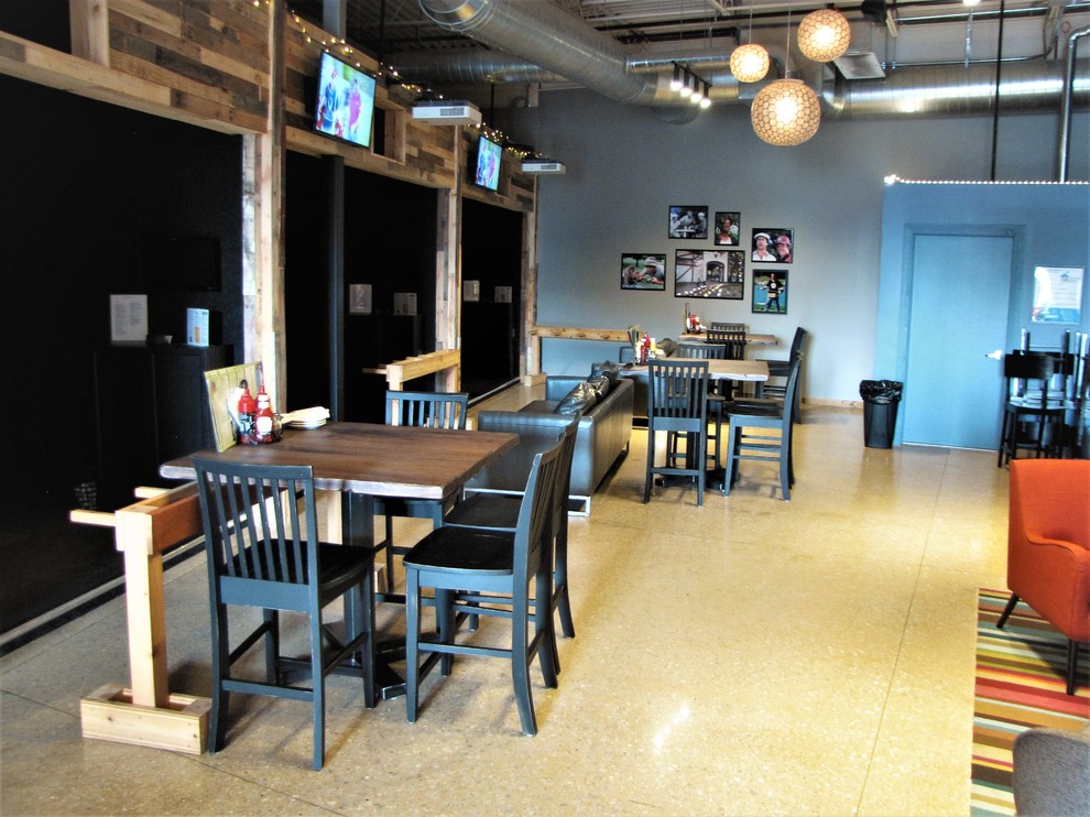 Small dining room photo in Chicago