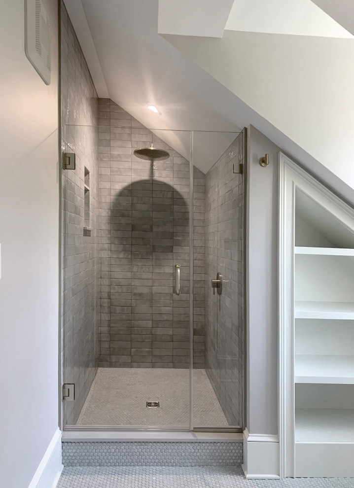 Inredning av ett litet grå grått en-suite badrum, med släta luckor, skåp i ljust trä, en dusch i en alkov, en vägghängd toalettstol, grå kakel, keramikplattor, grå väggar, klinkergolv i keramik, ett undermonterad handfat, marmorbänkskiva, grått golv och dusch med gångjärnsdörr
