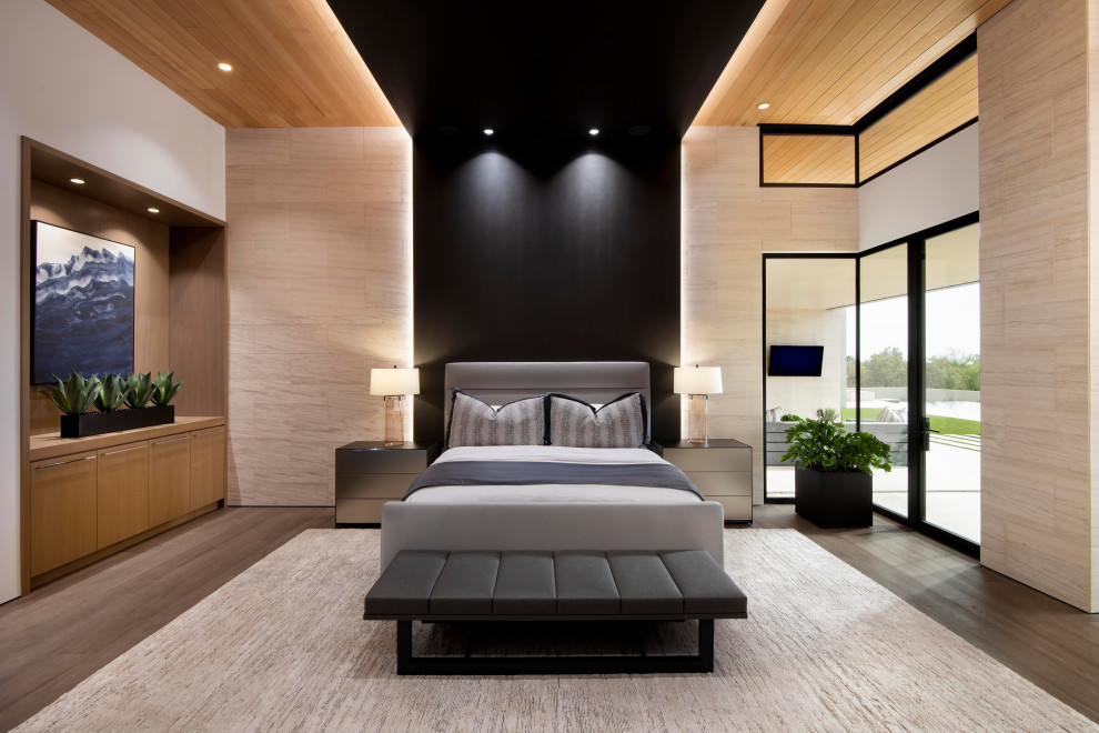 Пример оригинального дизайна: хозяйская спальня в современном стиле с темным паркетным полом, акцентной стеной, черными стенами и деревянным потолком