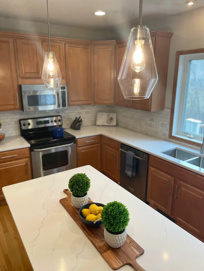 Example of a mid-sized transitional u-shaped light wood floor and brown floor eat-in kitchen design in Minneapolis with a double-bowl sink, shaker cabinets, medium tone wood cabinets, quartz countertops, gray backsplash, marble backsplash, stainless steel appliances, an island and brown countertops