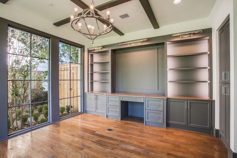 Example of a transitional home design design in Dallas