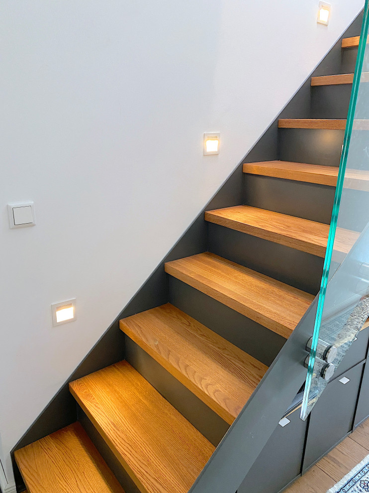 Gerade Moderne Treppe mit gebeizten Holz-Setzstufen in Sonstige