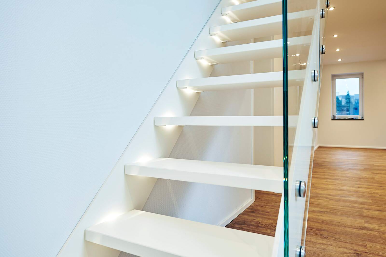 Лестница на тетиве со стеклянным ограждением