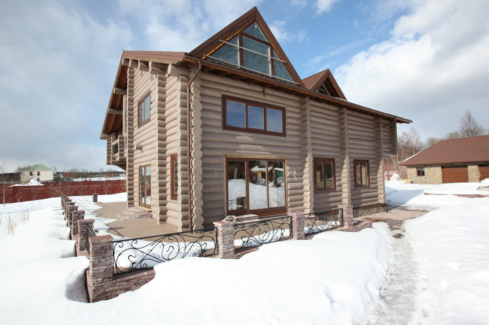 Дом из бревна .