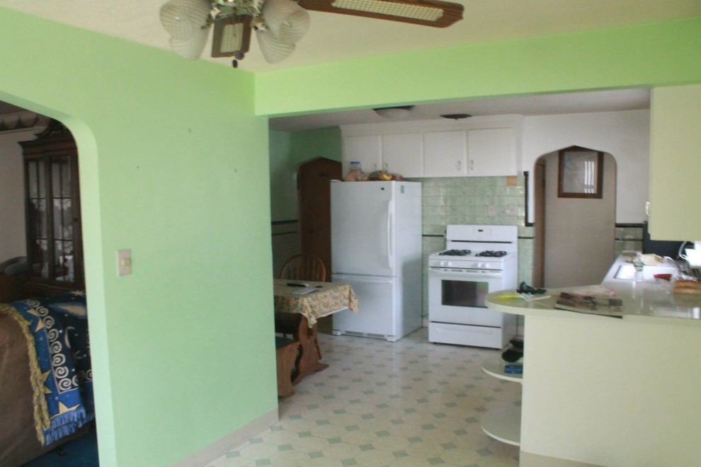 Mid-sized trendy l-shaped medium tone wood floor eat-in kitchen photo with a double-bowl sink, shaker cabinets, white cabinets, laminate countertops, beige backsplash, stone tile backsplash, white appliances and a peninsula