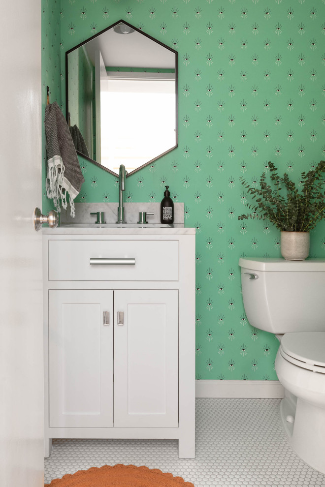 Idéer för vintage flerfärgat toaletter, med skåp i shakerstil, vita skåp, en toalettstol med separat cisternkåpa, flerfärgade väggar, mosaikgolv, ett undermonterad handfat, marmorbänkskiva och vitt golv