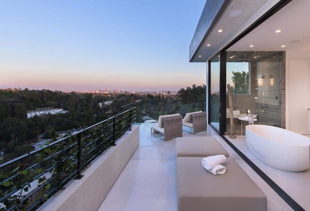 Mittelgroßer, Unbedeckter Moderner Balkon mit Sichtschutz und Stahlgeländer in Los Angeles
