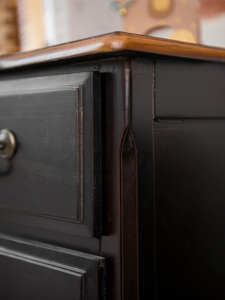 Кухня, декоративные балки и мебель в квартире с современным дизайном