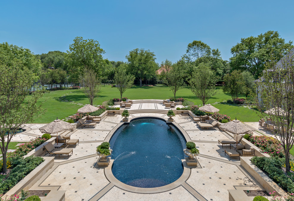 Traditional custom-shaped pool in Dallas.