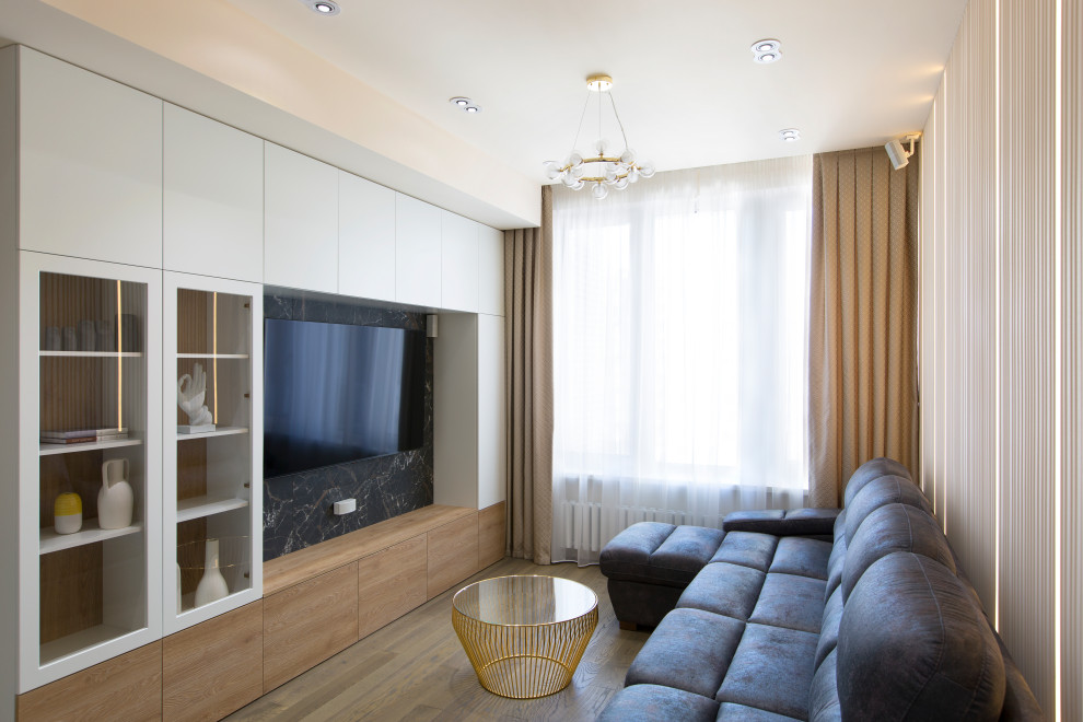 Стильный дизайн: объединенная, серо-белая гостиная комната среднего размера в современном стиле с бежевыми стенами, полом из керамогранита, телевизором на стене, зоной отдыха, коричневым полом и панелями на стенах без камина - последний тренд