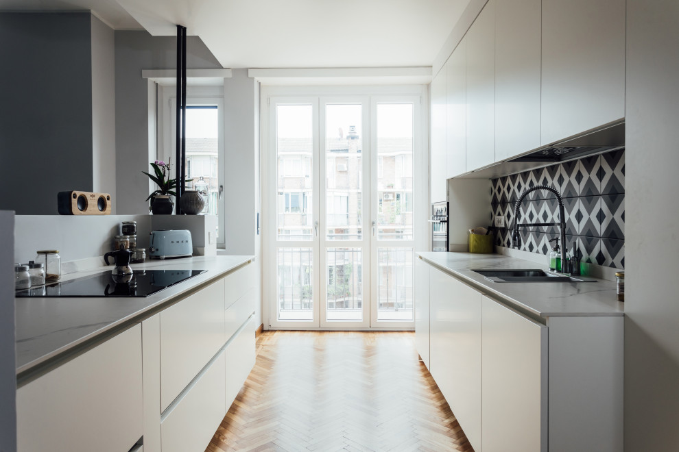 Offene, Zweizeilige, Große Moderne Küche mit weißen Schränken, Laminat-Arbeitsplatte, Rückwand aus Porzellanfliesen und Kücheninsel in Turin