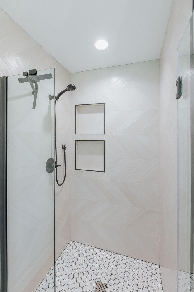 Modern inredning av ett litet vit vitt en-suite badrum, med skåp i shakerstil, vita skåp, en hörndusch, vit kakel, blå väggar, vinylgolv, bänkskiva i kvarts, svart golv och dusch med gångjärnsdörr