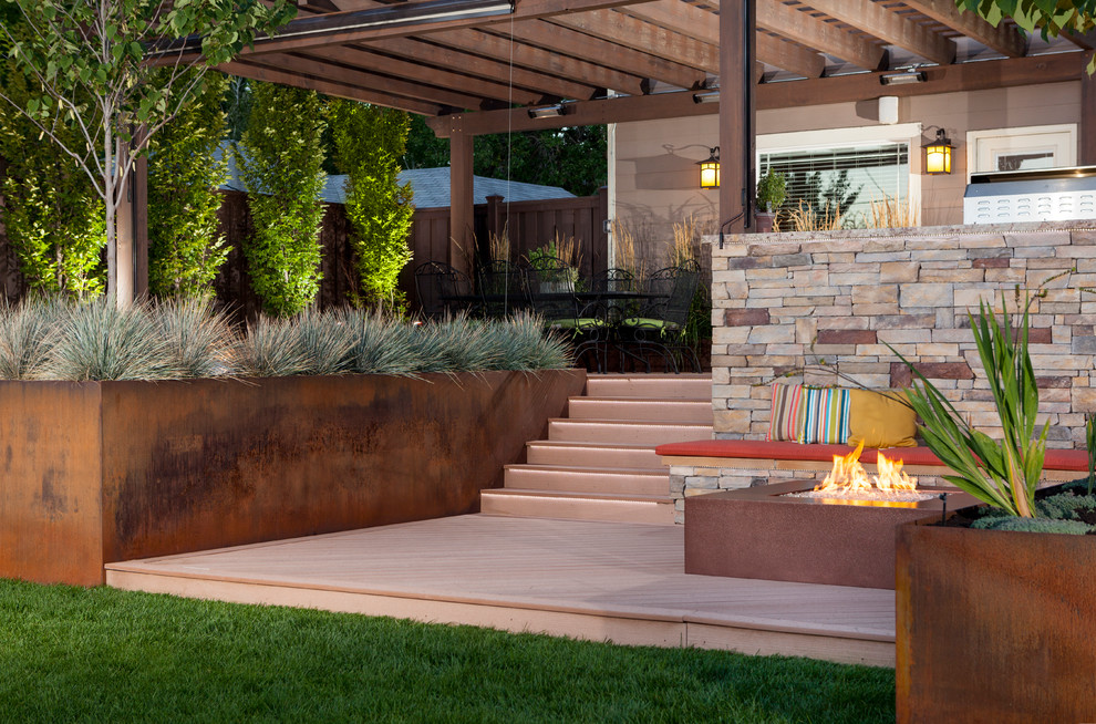 This is an example of a modern backyard garden in Salt Lake City with decking.