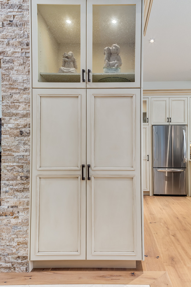 Kitchen - transitional kitchen idea in Calgary