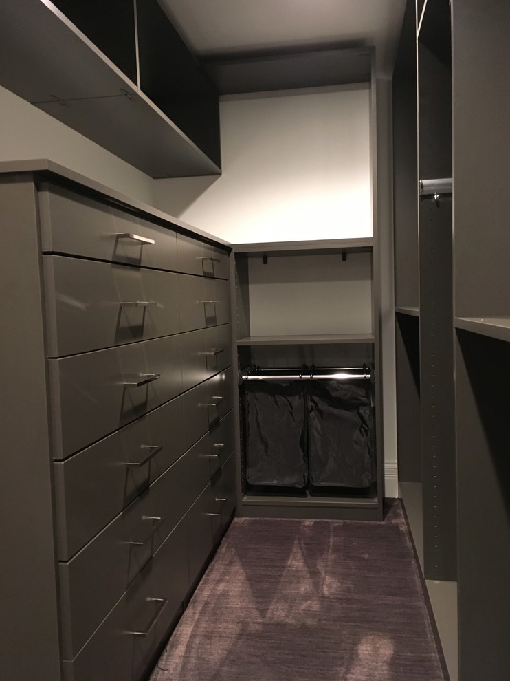 Mid-sized contemporary men's walk-in wardrobe in Chicago with flat-panel cabinets, grey cabinets and carpet.