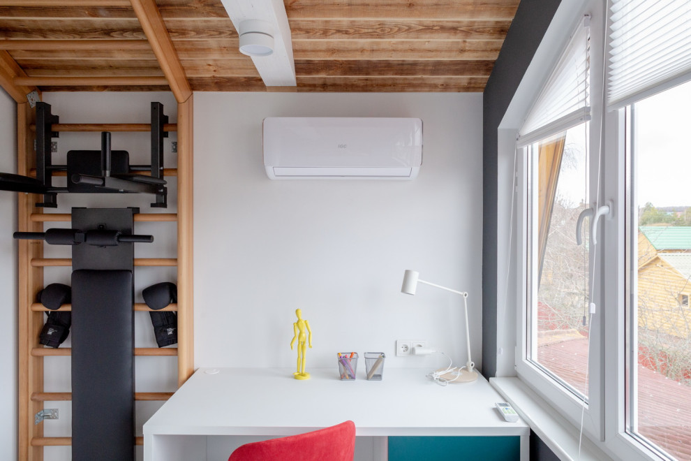 Cette photo montre une chambre neutre tendance en bois avec un bureau, un mur bleu, parquet peint, un sol blanc et un plafond en lambris de bois.