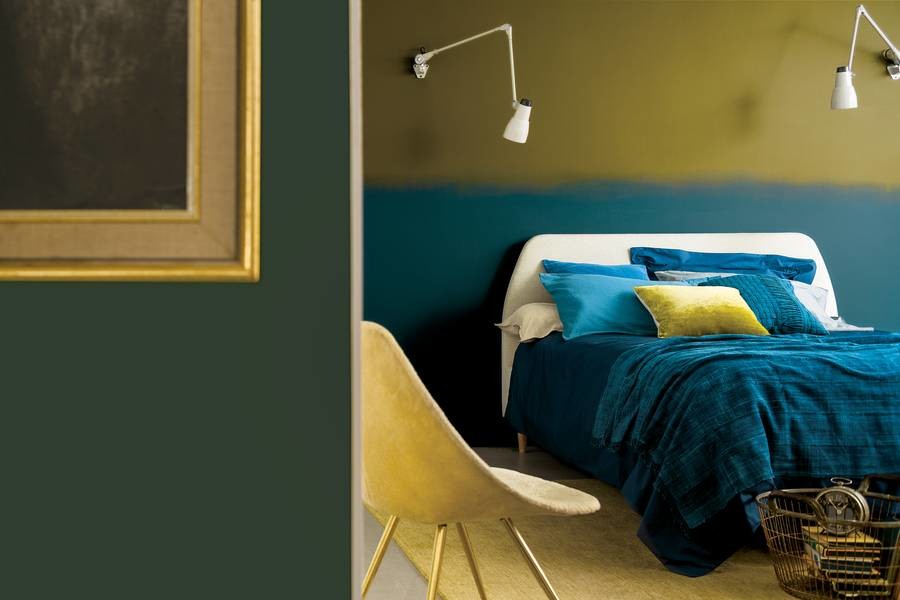 Foto di una camera da letto con pareti gialle
