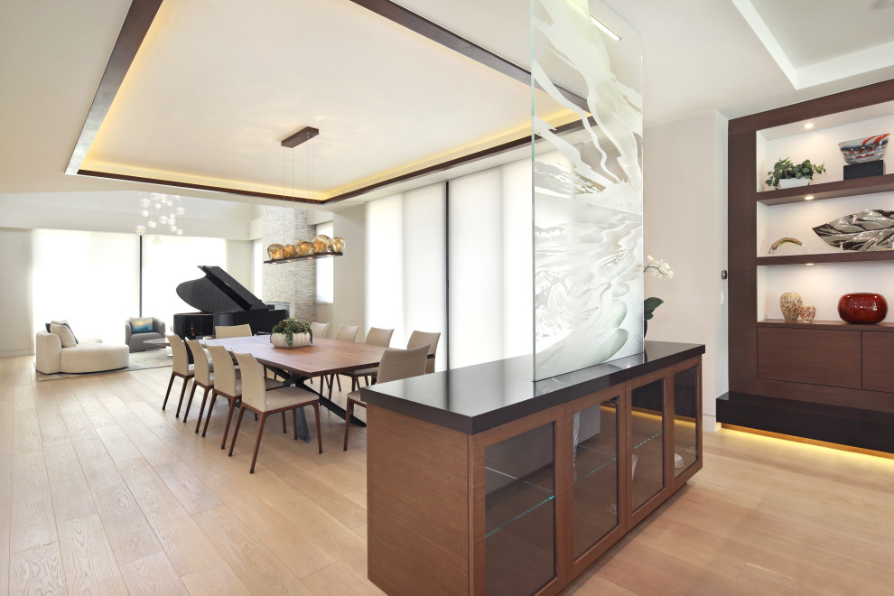 Пример оригинального дизайна: большая гостиная-столовая в стиле модернизм с серыми стенами, светлым паркетным полом, фасадом камина из каменной кладки, бежевым полом и многоуровневым потолком