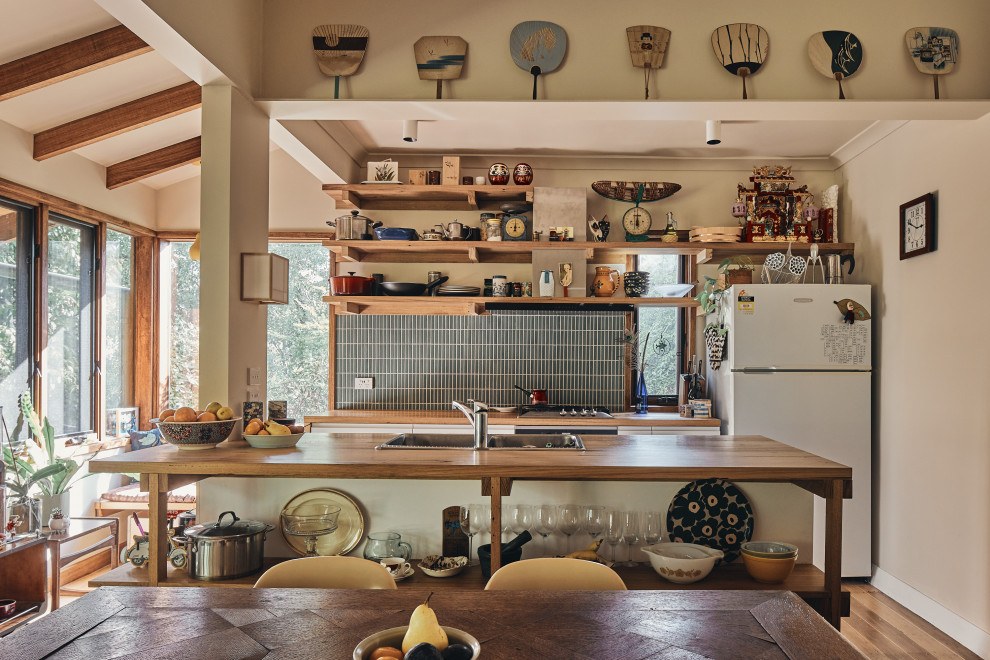 Ejemplo de cocina lineal asiática abierta con armarios abiertos, encimera de madera, suelo de madera en tonos medios y vigas vistas