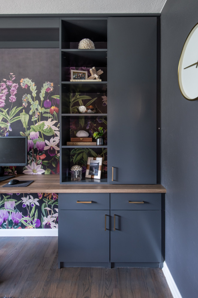 Diseño de despacho actual de tamaño medio con paredes grises, suelo de madera en tonos medios, escritorio empotrado y suelo beige