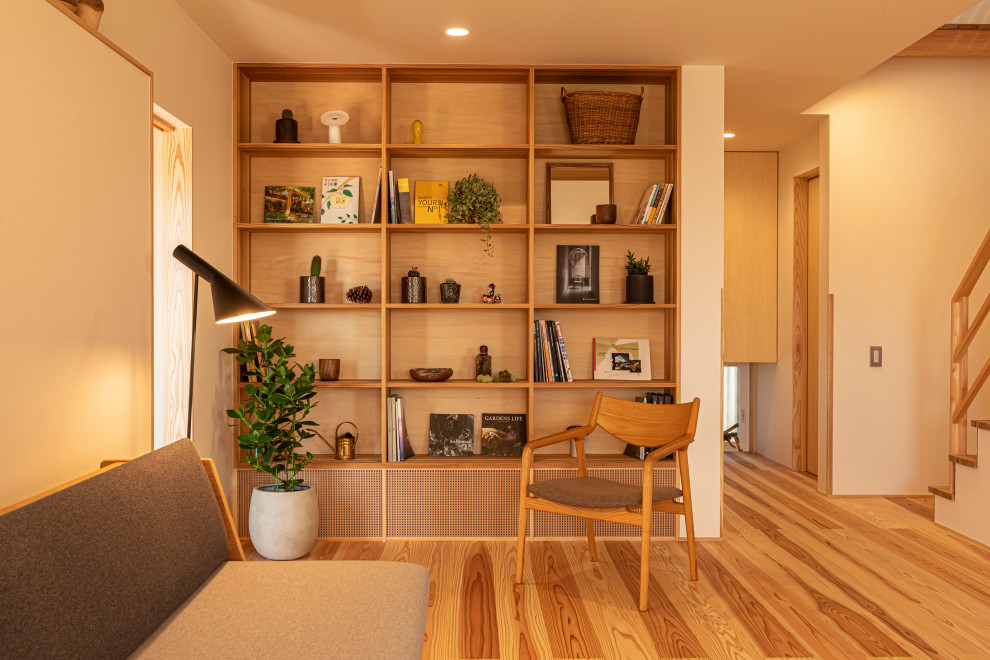 Immagine di un soggiorno con pavimento in legno massello medio