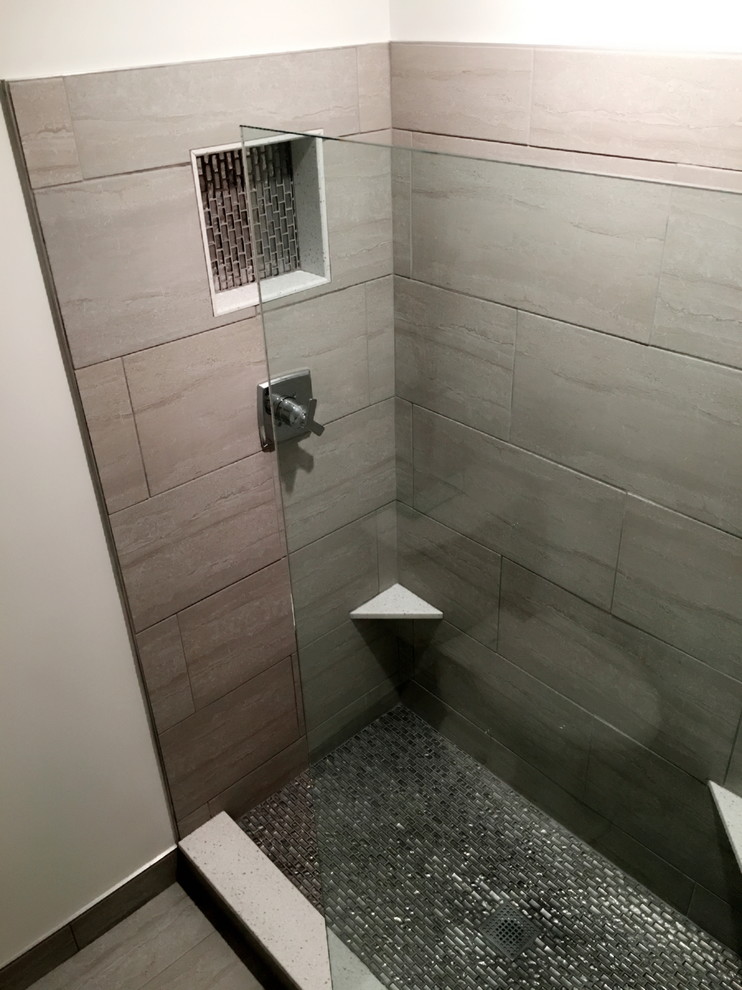 Example of a mid-sized transitional porcelain tile porcelain tile and beige floor alcove shower design in Detroit with a two-piece toilet and beige walls