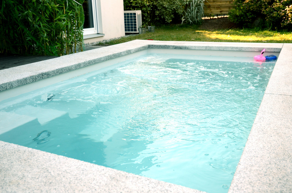 Inspiration for a small contemporary front yard rectangular pool in Frankfurt with with a pool and natural stone pavers.